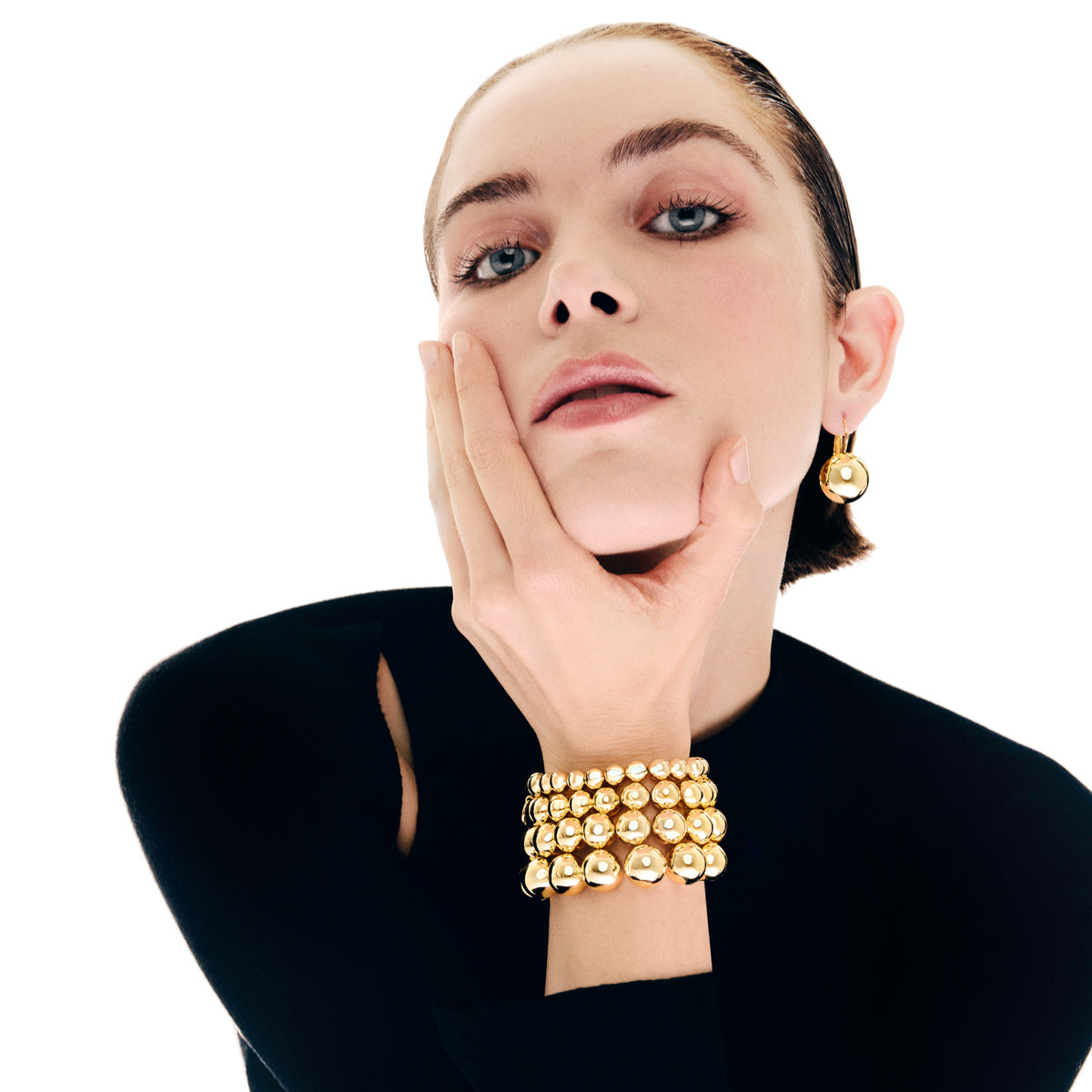 donna con bracciale e orecchini abbinati con perle oro