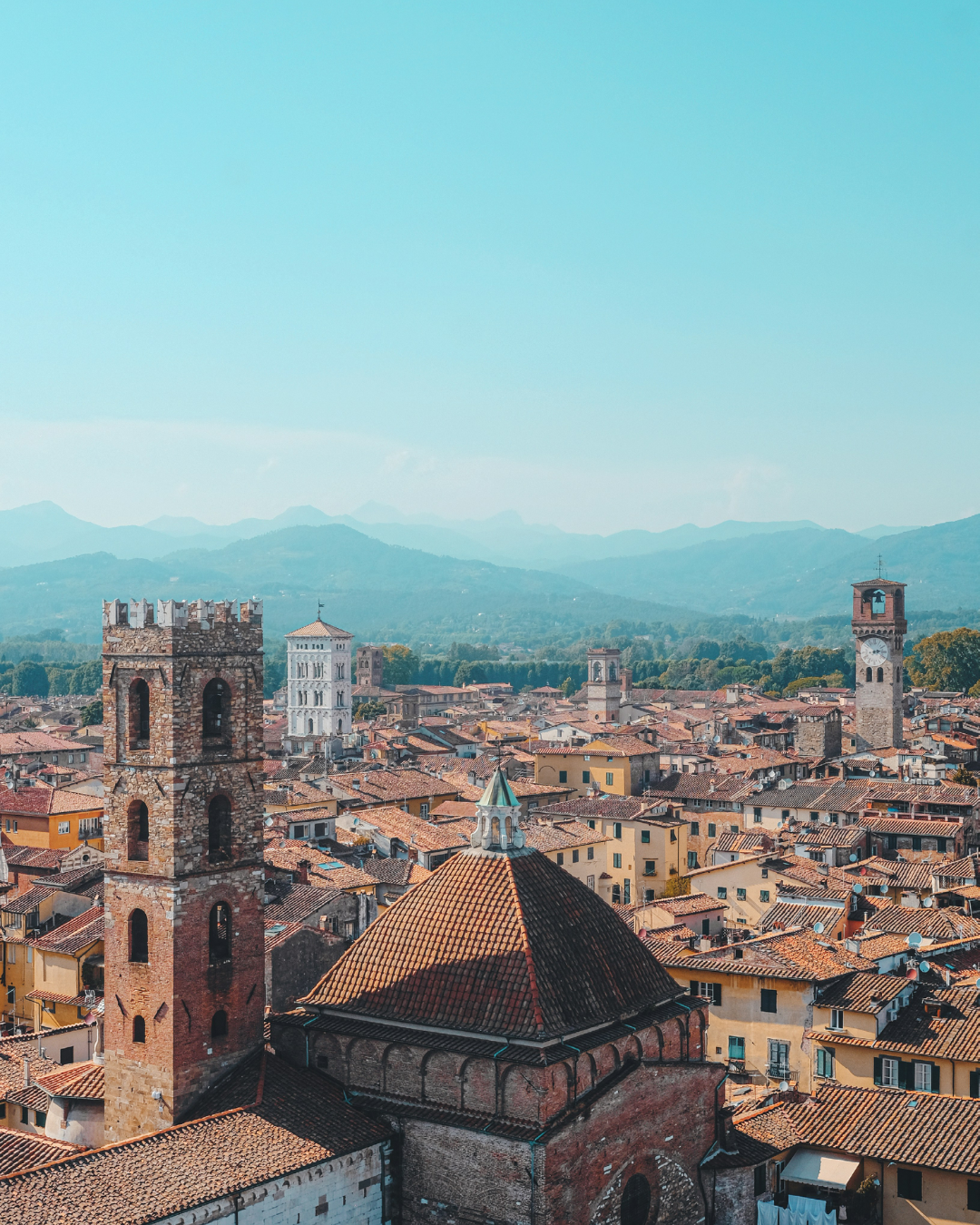vista aerea su Lucca e le montagne dell'appennino